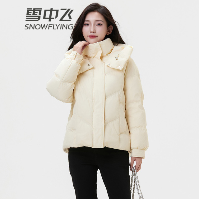 13138033.雪中飞女式短款连帽羽绒服冬季防风保暖时尚休闲外套