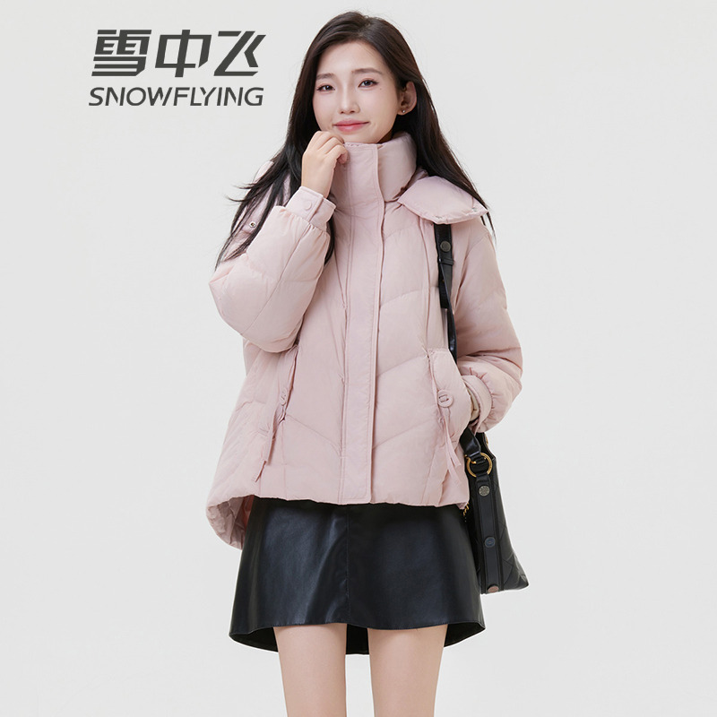 13137999.雪中飞羽绒服女短款冬季新款韩版百搭连帽保暖加厚外套