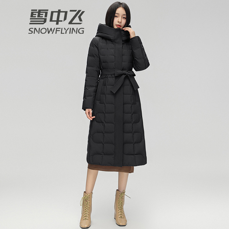 13138181.雪中飞女士长款连帽羽绒服束腰修身气质休闲外套秋冬新款加长加厚保暖