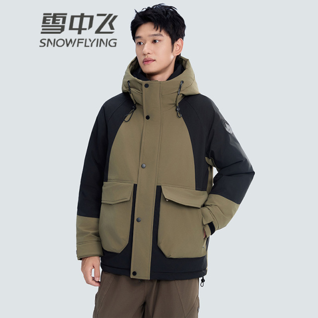 13138515.雪中飞男士短款拼接羽绒服冬季新款连帽加厚时尚休闲保暖外套