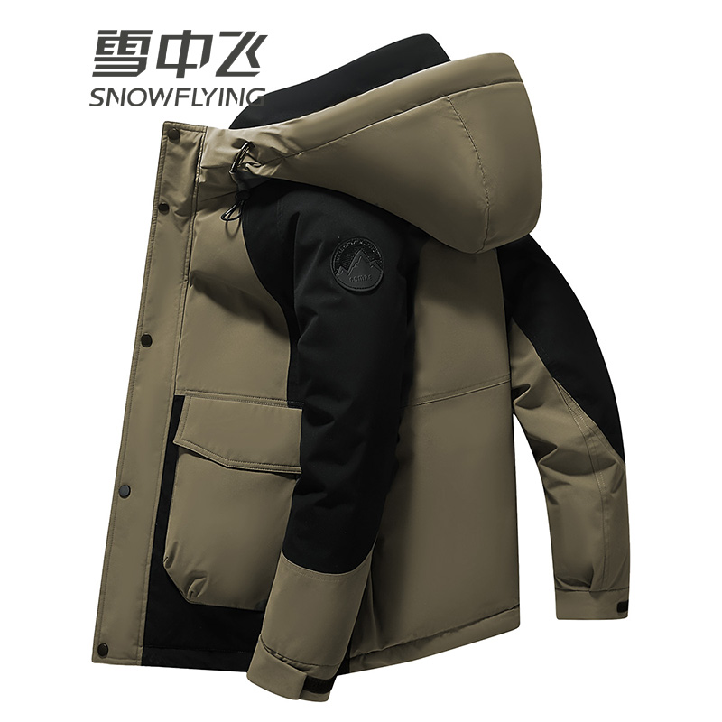 13138515.雪中飞男士短款拼接羽绒服冬季新款连帽加厚时尚休闲保暖外套
