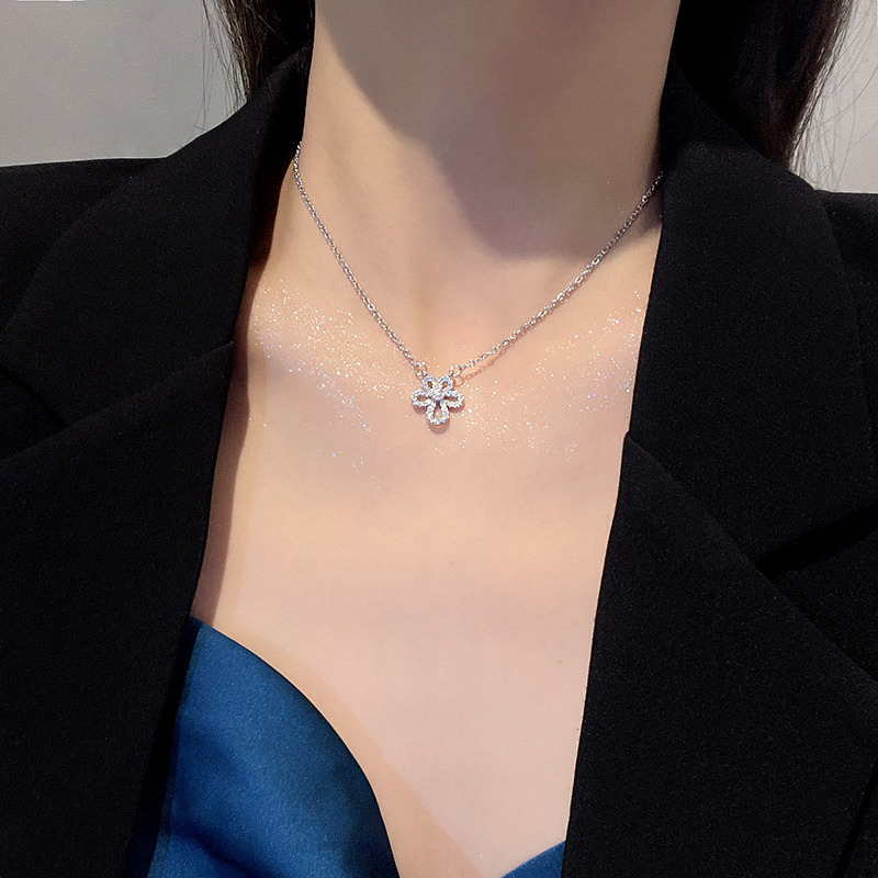 10993582.晶芭莎 气质满钻花朵锁骨项链多款任选