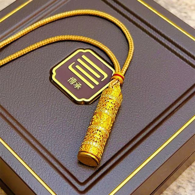 11626702.晶芭莎 金店同款高保色古法沙金镶钻八宝随身金佛吊坠