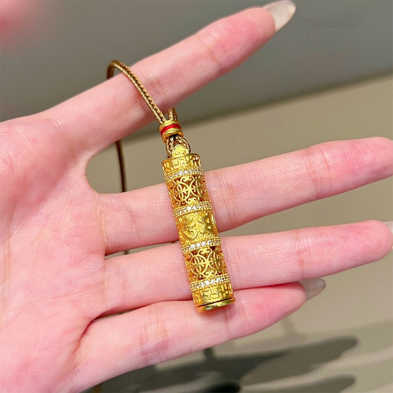 11626702.晶芭莎 金店同款高保色古法沙金镶钻八宝随身金佛吊坠