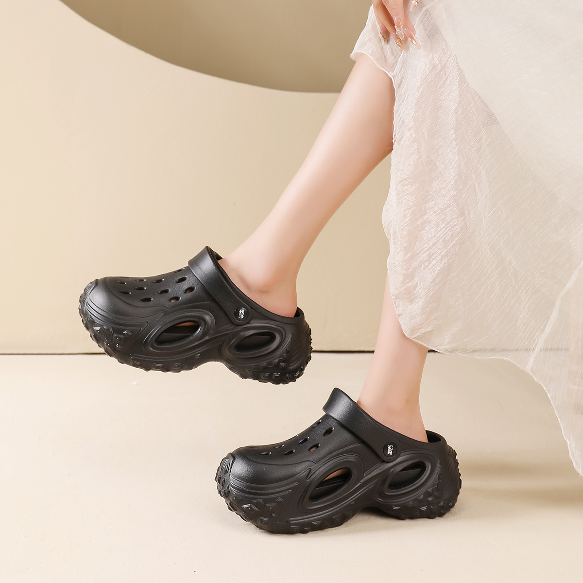13377902.木林森洞洞鞋外穿夏季厚底踩屎感包头沙滩凉拖鞋女
