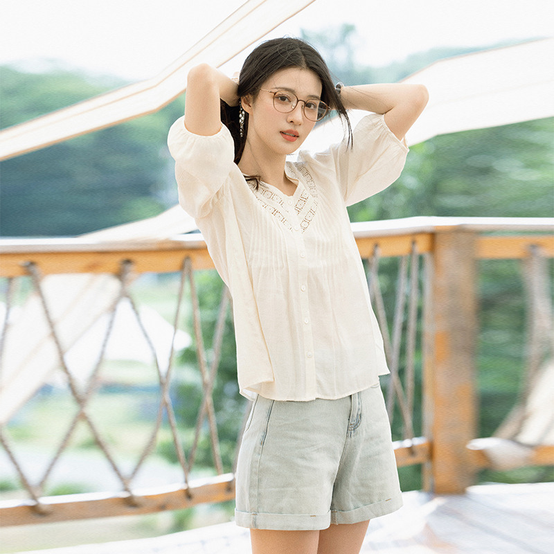 11791115.【王楚然明星同款】民族风v领衬衫女装娃娃衫镂空五分袖上衣