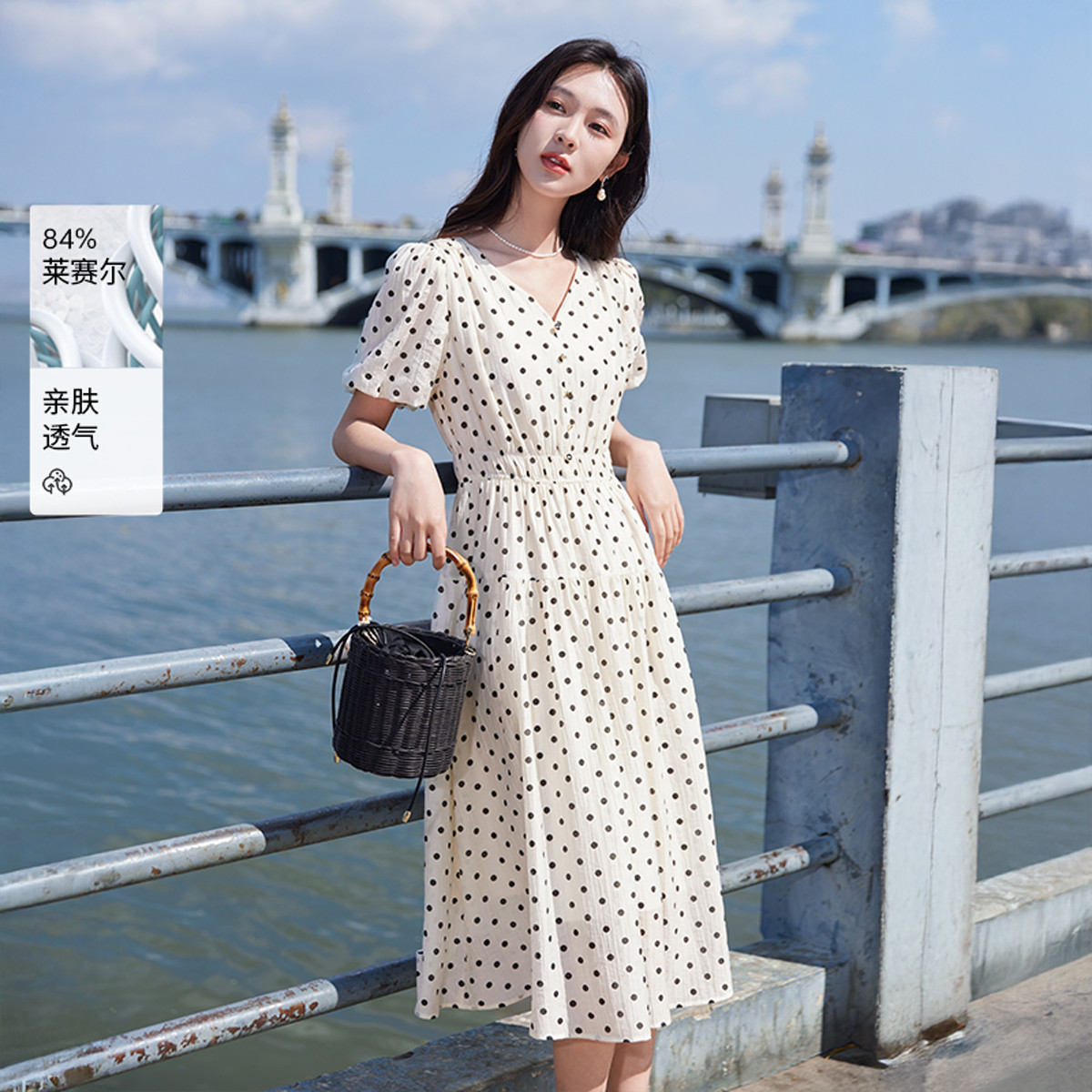 12331868.法式波点v领连衣裙