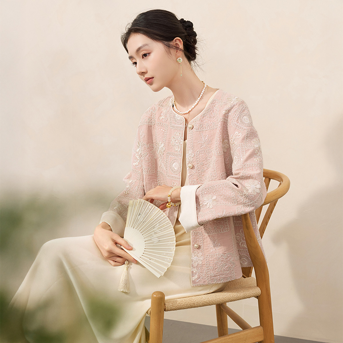 12448770.新中式刺绣外套女国风提花肌理感奶圆领上衣