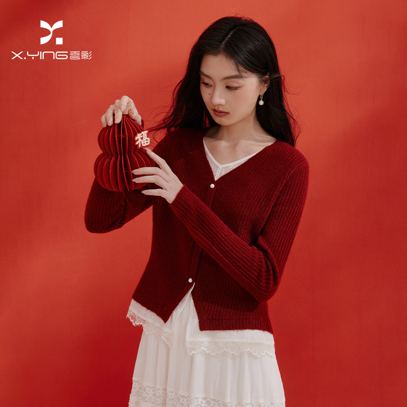 12957367.香影新年红色v领针织衫女2026春季新款蕾丝拼接含羊毛假两件毛衣