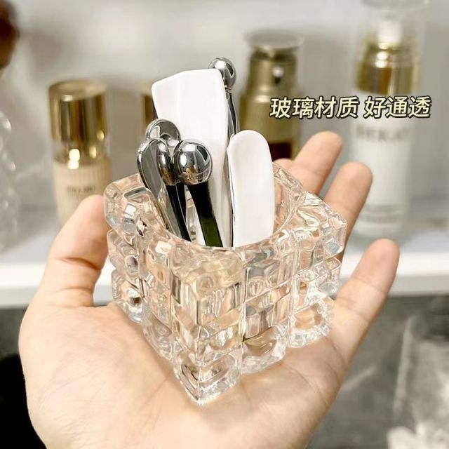 13469817.【晶莹剔透高颜值,9.9秒ins风面霜勺收纳盒】面霜勺收纳盒玻璃镜柜桌面化妆护肤眼霜挑棒刷收纳盒玻璃收纳盒