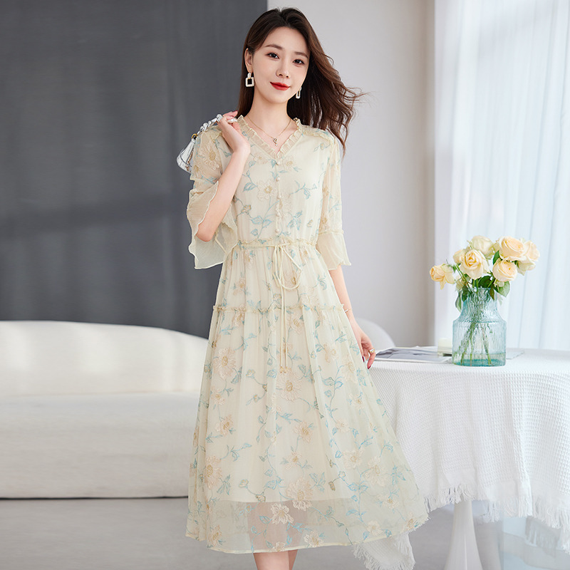 11884193.【刺绣工艺】兽王女士V领花边设计长款透气真丝连衣裙