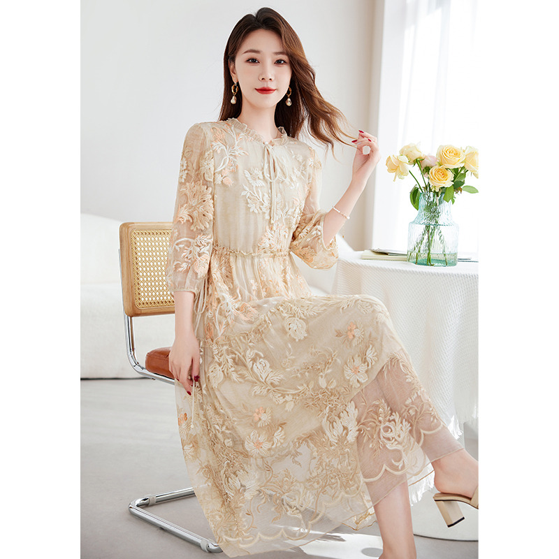 12081593.【重工刺绣工艺】兽王女士木耳边领显瘦收腰七分袖真丝连衣裙
