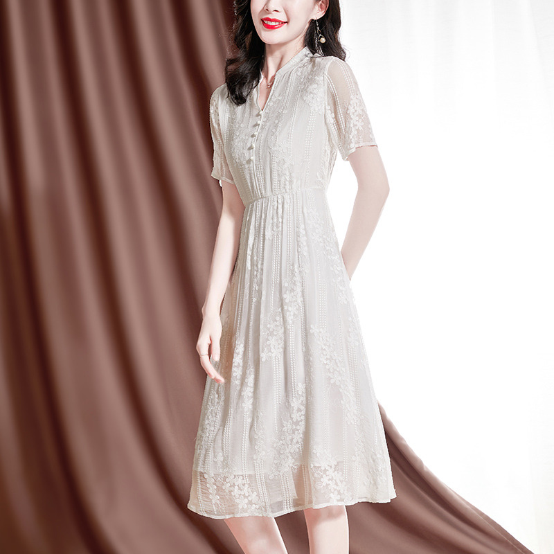 12390637.兽王女士夏季新款V领手工绣花短袖真丝连衣裙