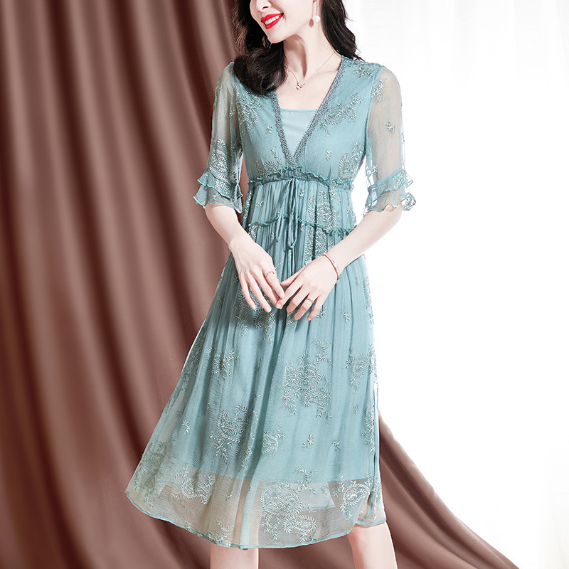 12391774.兽王夏季新款女士V领凉感透气手工绣花短袖真丝连衣裙