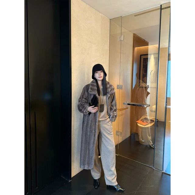12738556.【仿水貂绒】兽王女士新款冬季翻领复古色调长款金貂绒加厚皮草外套
