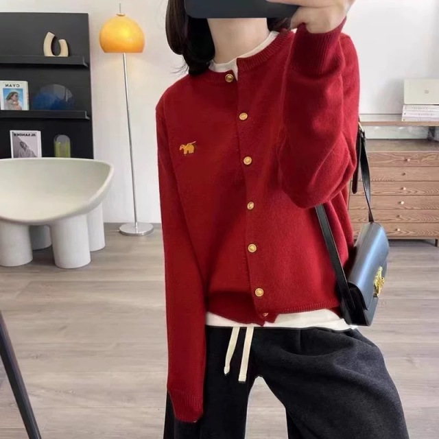 11255743.牧冬羊圆领小飞马刺绣针织短外套