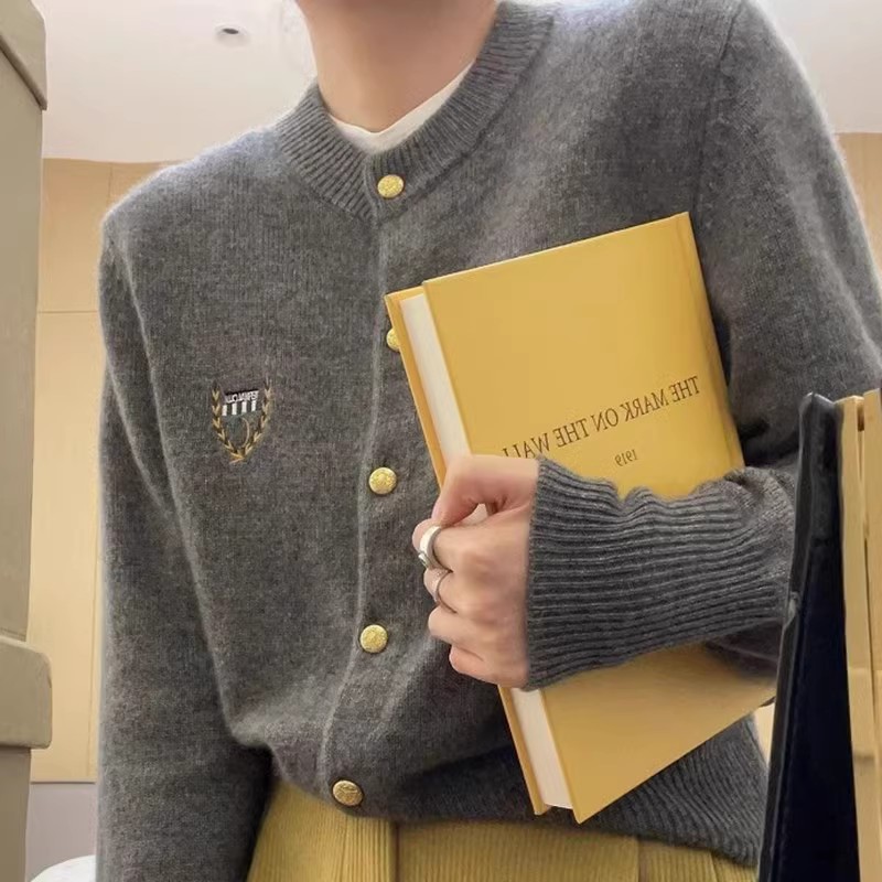 11255750.牧冬羊圆领麦芽徽章刺绣针织短外套