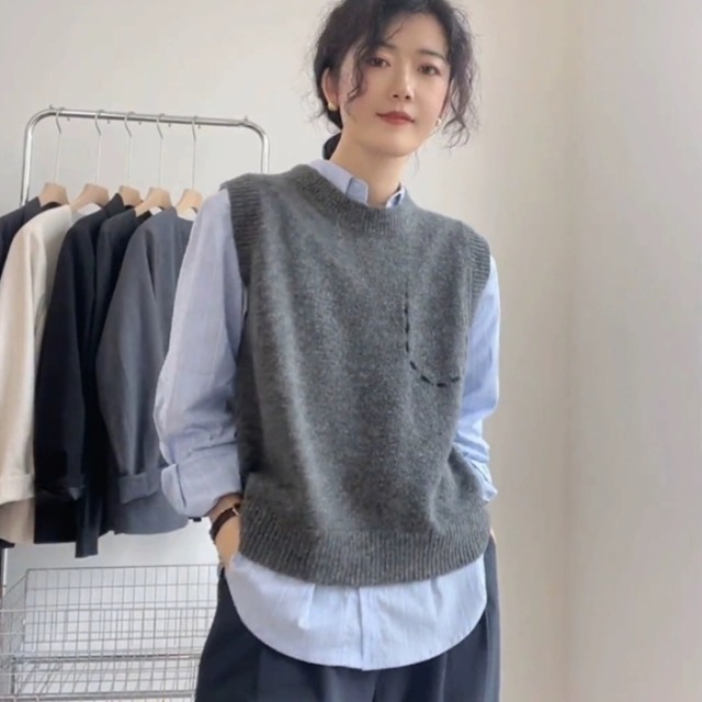 13787981.牧冬羊圆领法式轻熟刺绣针织衫马甲