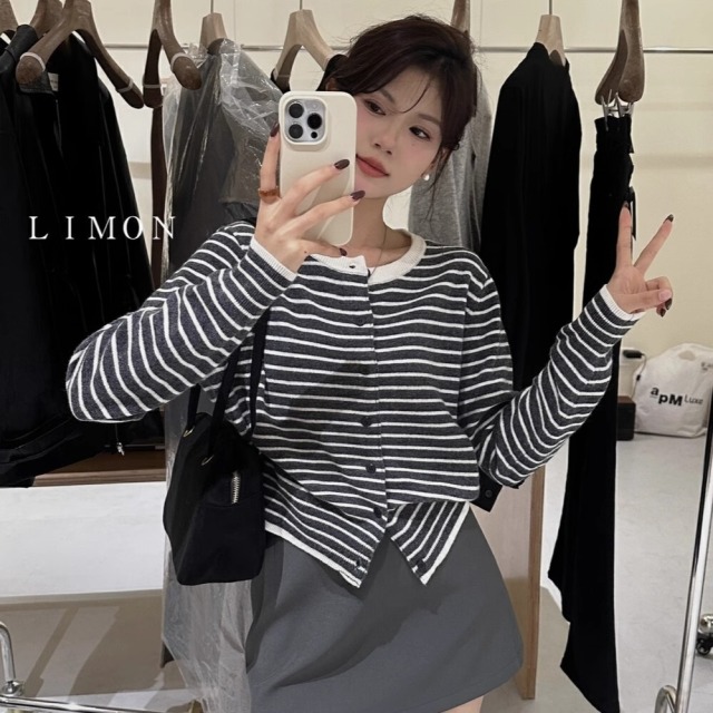 12594630.牧冬羊韩系高级感黑白条纹针织开衫女春秋羊毛衫内搭打底正肩收腰针织短外套