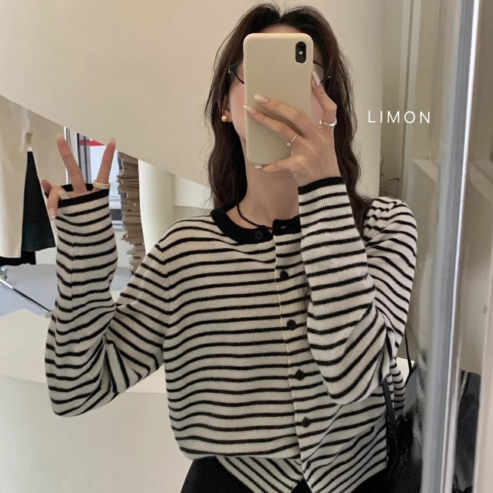 12594630.牧冬羊韩系高级感黑白条纹针织开衫女春秋羊毛衫内搭打底正肩收腰针织短外套