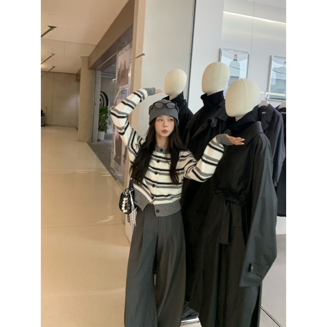 13835485.牧冬羊圆领条纹设计感针织短外套