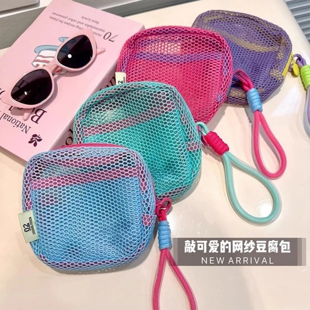 13344270.工厂清仓！拍一发三！多巴胺豆腐网格收纳包化妆品钥匙收纳袋