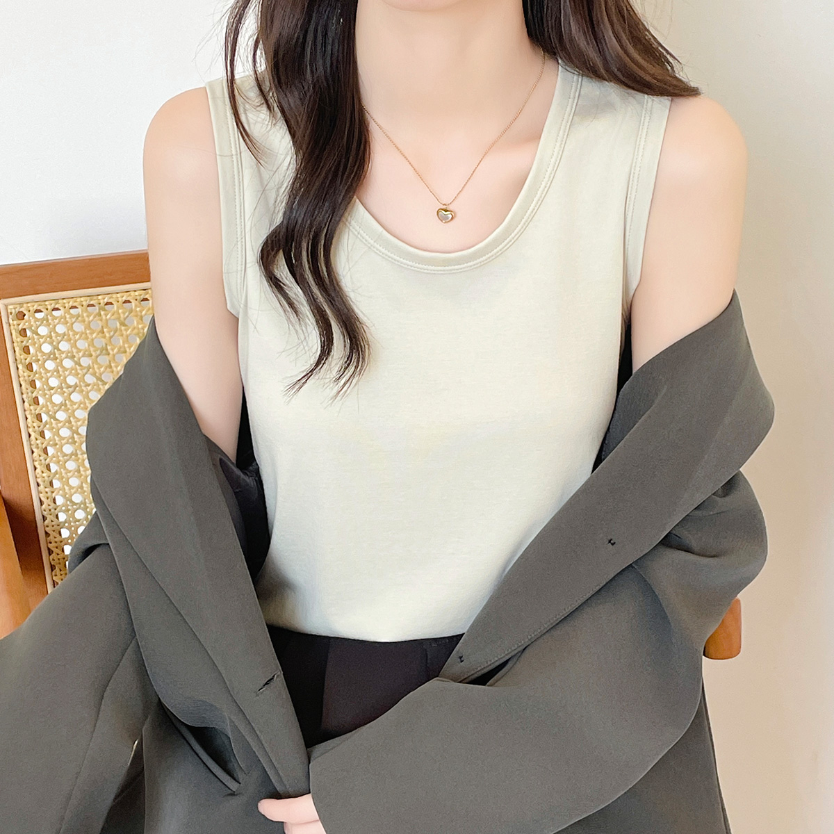 12146108.夏季宽带背心百搭显瘦内搭修身遮副乳打底上衣外穿