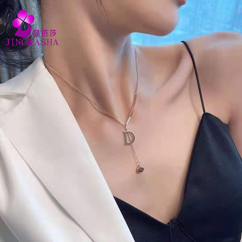 7527091.晶芭莎 D字御姐范儿性感流苏钛钢镀18K金锁骨链不掉色