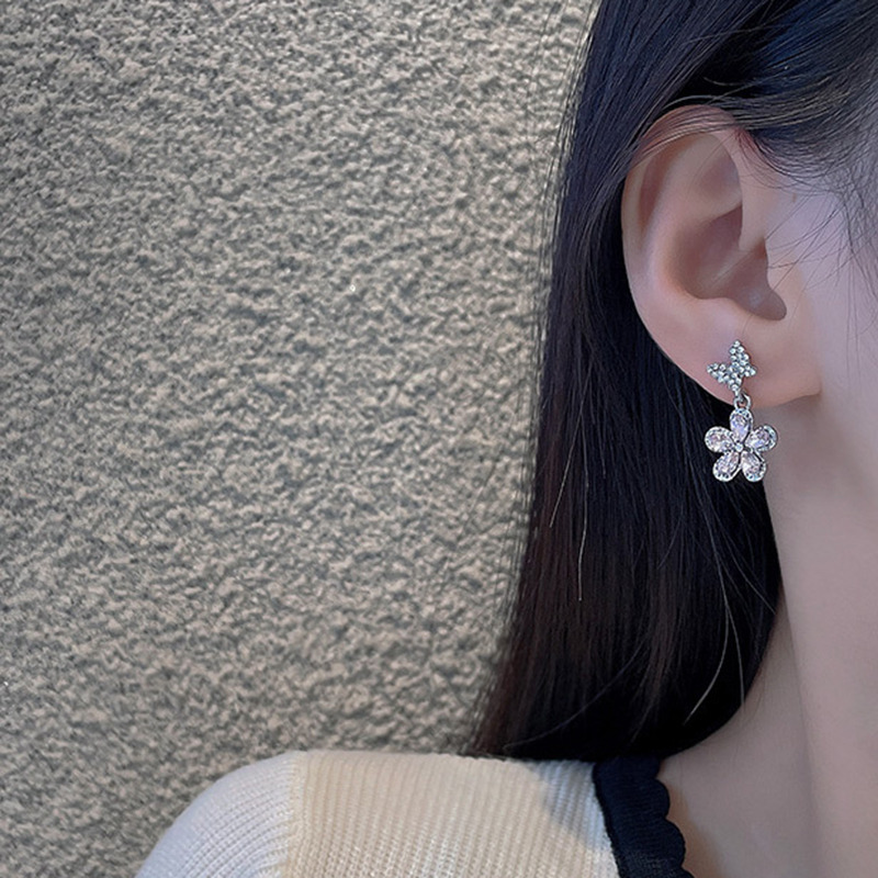 9978721.晶芭莎 轻奢小众银色蝴蝶耳环女in潮冷淡风锆石花朵耳钉