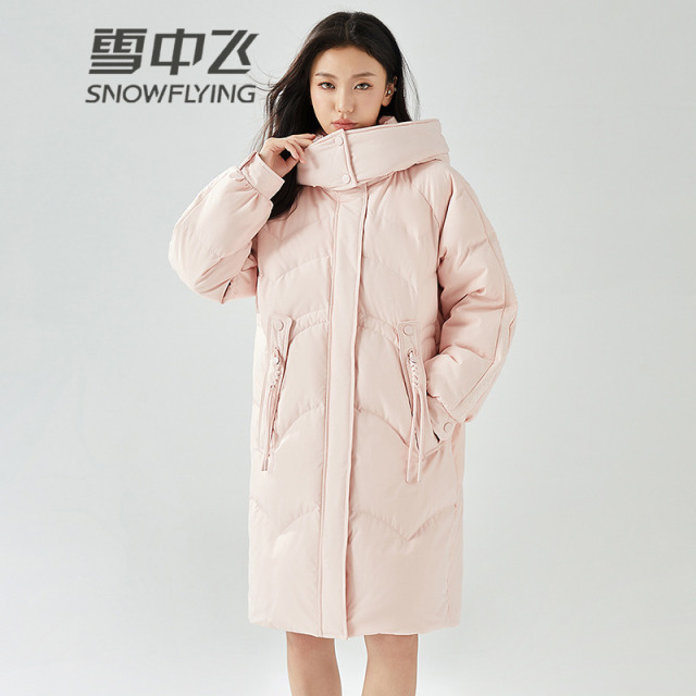13137657.雪中飞女士中长款连帽羽绒服冬季新款加厚保暖简约时尚百搭外套女