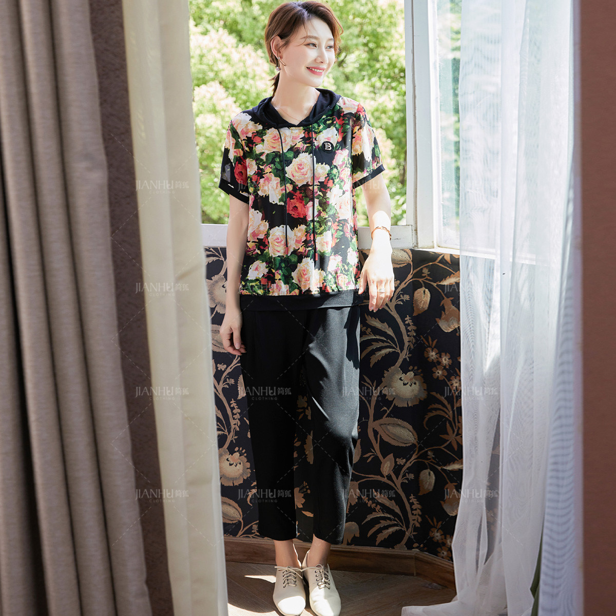 12199237.年轻妈妈夏装短袖连帽印花上衣休闲裤俩件套中老年女薄款运动套装