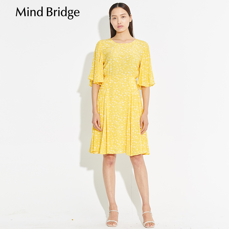13272943.连衣裙碎花女士裙子春夏新品淡黄长裙MUOP322K