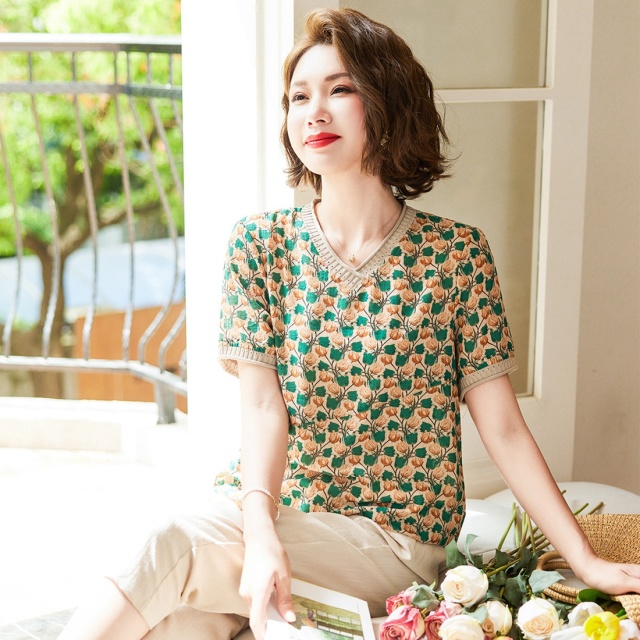 11875600.【人气好货】夏季薄款妈妈装短袖T恤时尚V领上衣中老年女式夏装