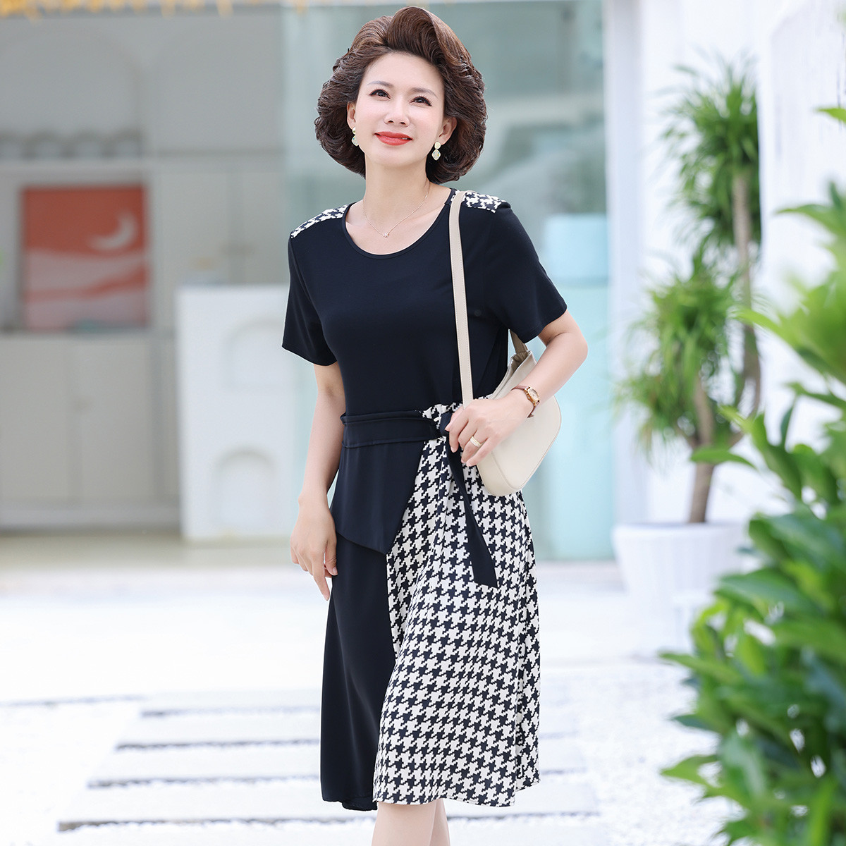 12206314.中老年妈妈夏季洋气系带裙子中年女薄款夏装时尚千鸟格过膝连衣裙