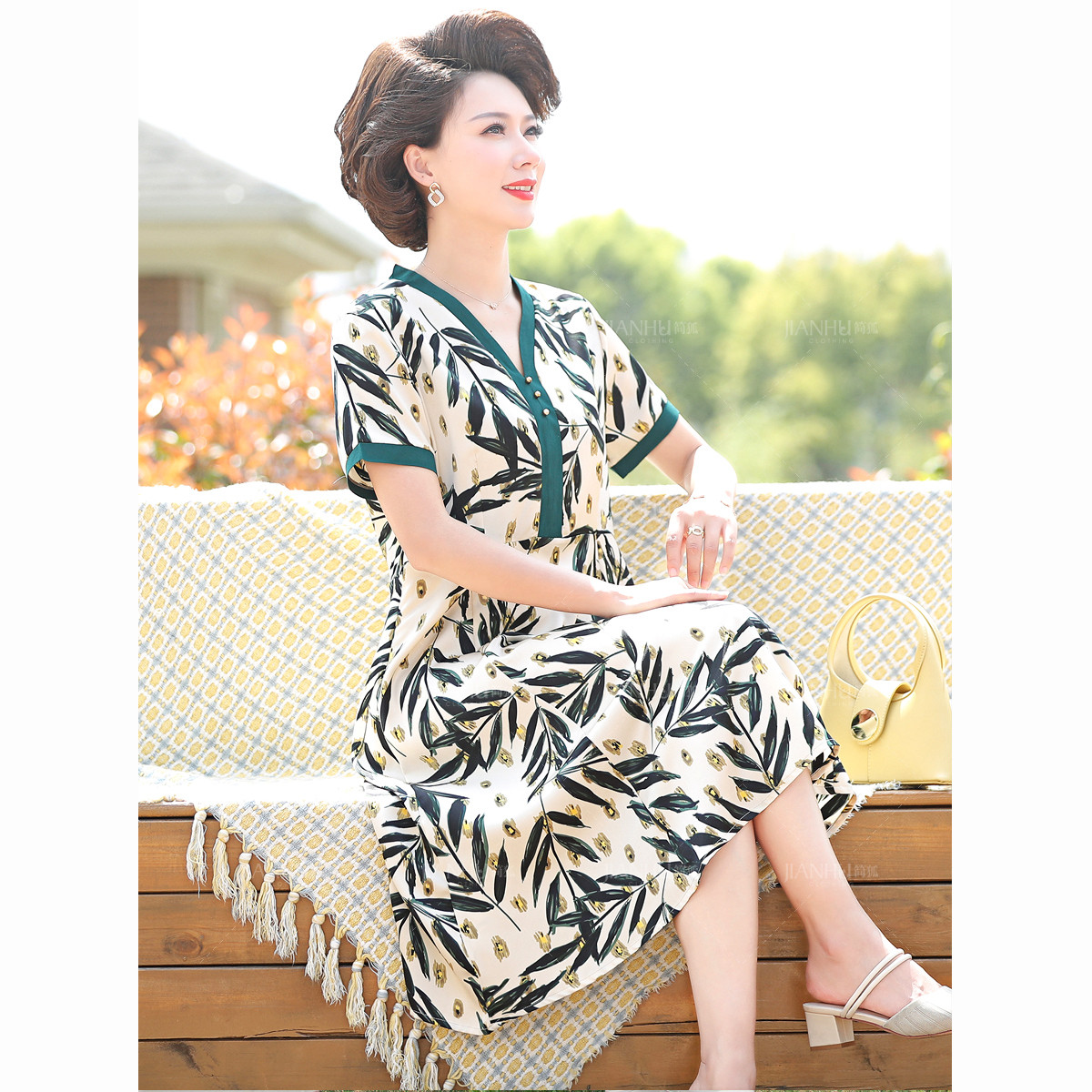 9254704.【店铺爆款】中年女夏装短袖V领连衣裙中老年妈妈夏季薄款中长裙