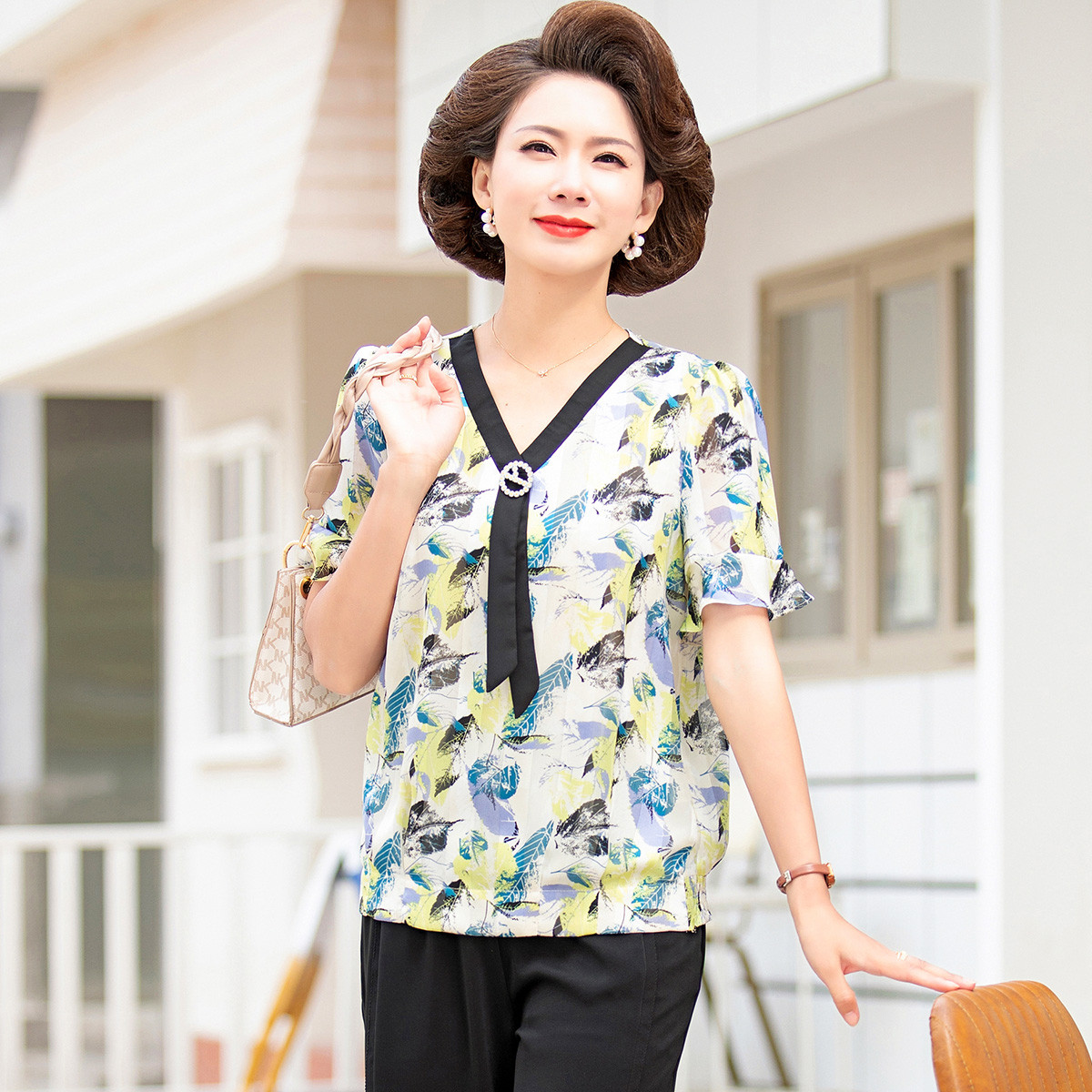 9441848.【热卖好货】妈妈夏装短袖T恤中老年女装夏季薄款系带领上衣