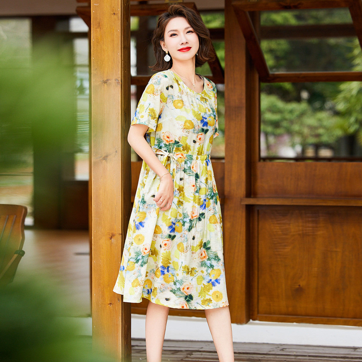 13699734.中年妈妈夏季宽松薄款连衣裙中老年女洋气减龄收腰短袖印花裙子
