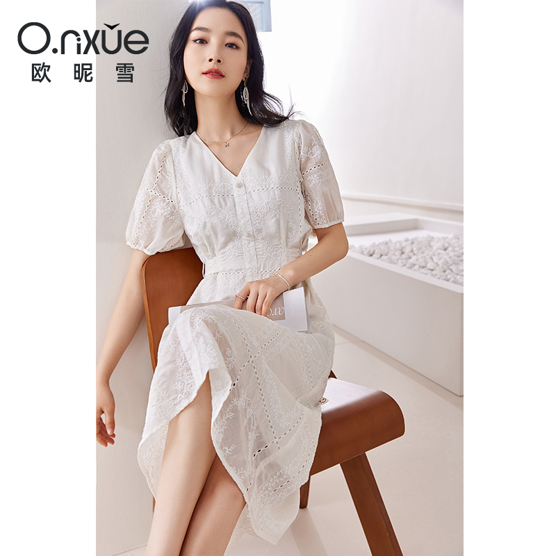 9325544.欧昵雪【机绣天丝混纺连衣裙】夏装新品浪漫气质V领显瘦中长款女式裙子