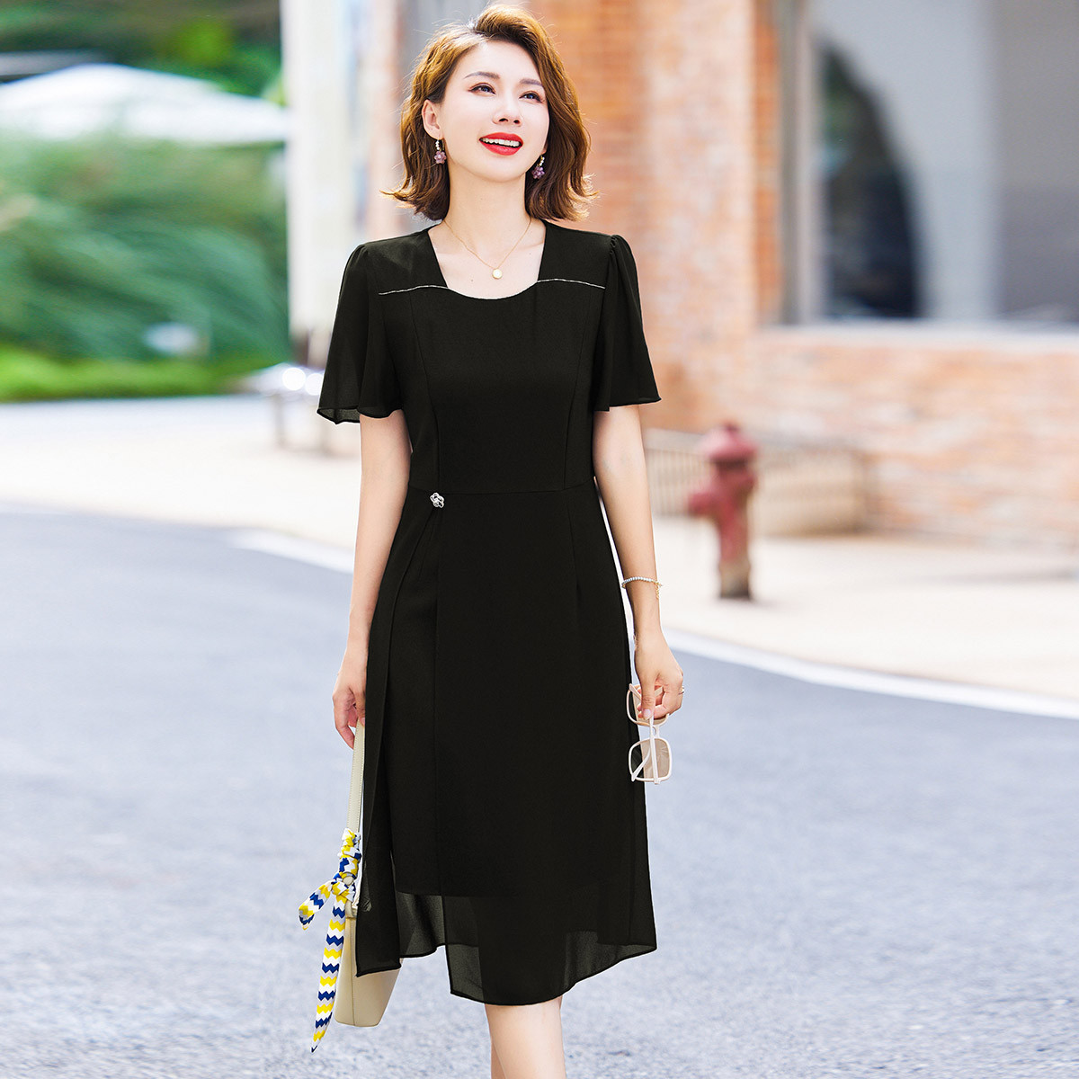 12332807.中年女式夏季薄款透气连衣裙时尚短袖U领裙子中老年妈妈气质裙