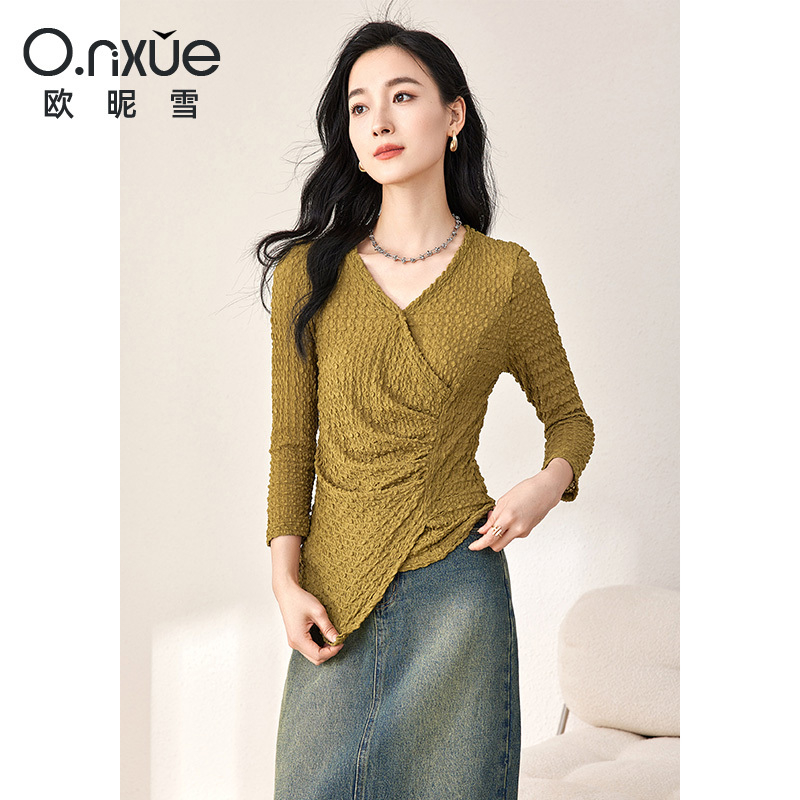9581264.欧昵雪【泡泡绉肌理提花针织衫】秋装新品不规则温柔收褶T恤女