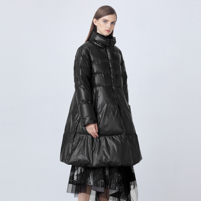 9747438.亮面宽松A字黑色长款羽绒服