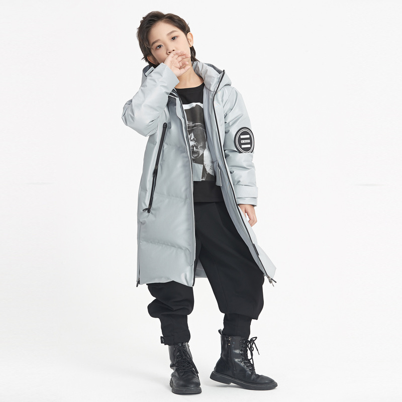 9747609.童装高领连帽字母光面长款羽绒服
