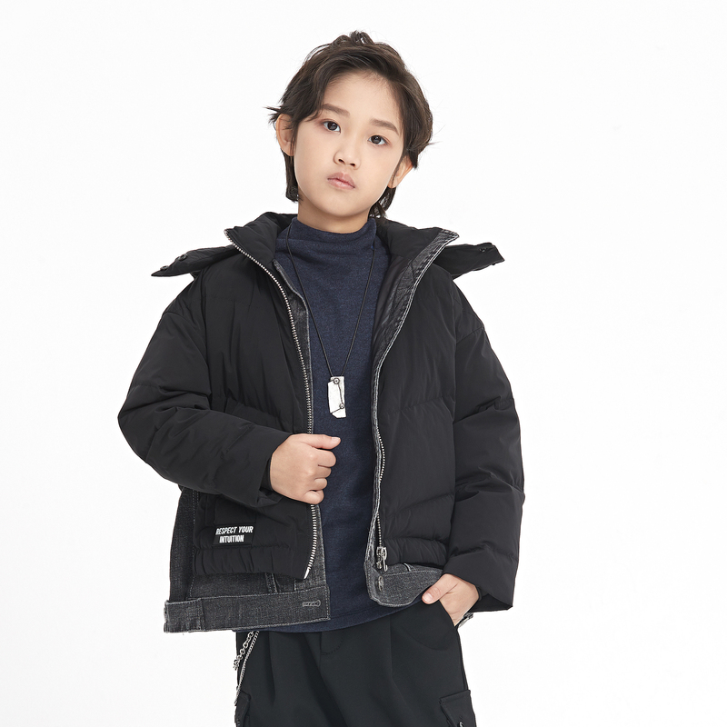 9747538.童装高领连帽字母牛仔拼接羽绒服