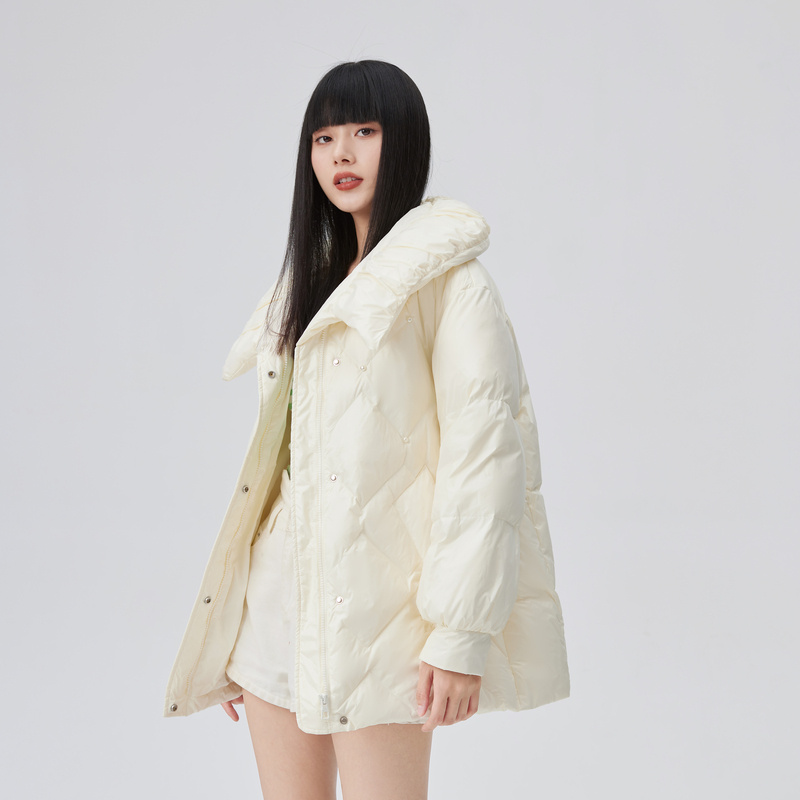 10917992.艾莱依蝴蝶领短款羽绒服女时尚珍珠设计感光泽鸭绒外套