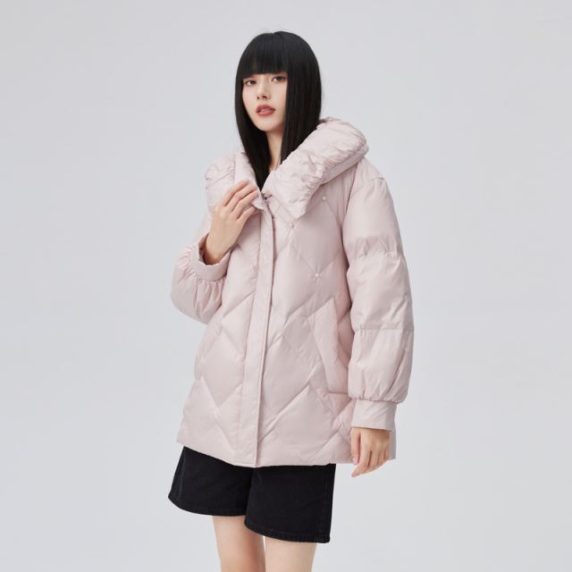 10917992.艾莱依蝴蝶领短款羽绒服女时尚珍珠设计感光泽鸭绒外套