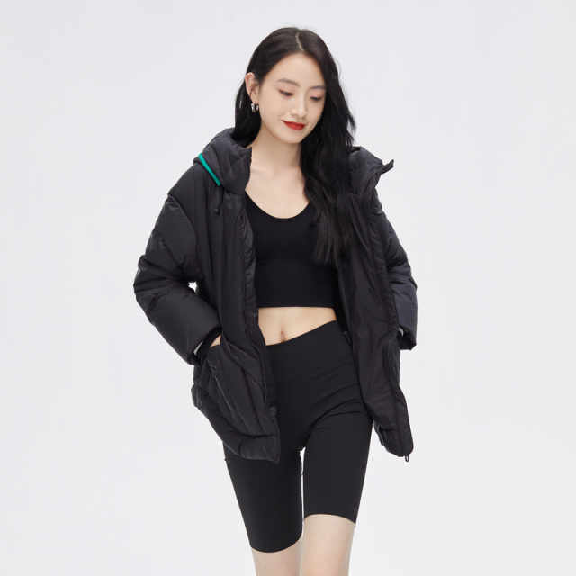 10918050.艾莱依短款连帽鸭绒羽绒服女弧形下摆高级感炸街冬外套