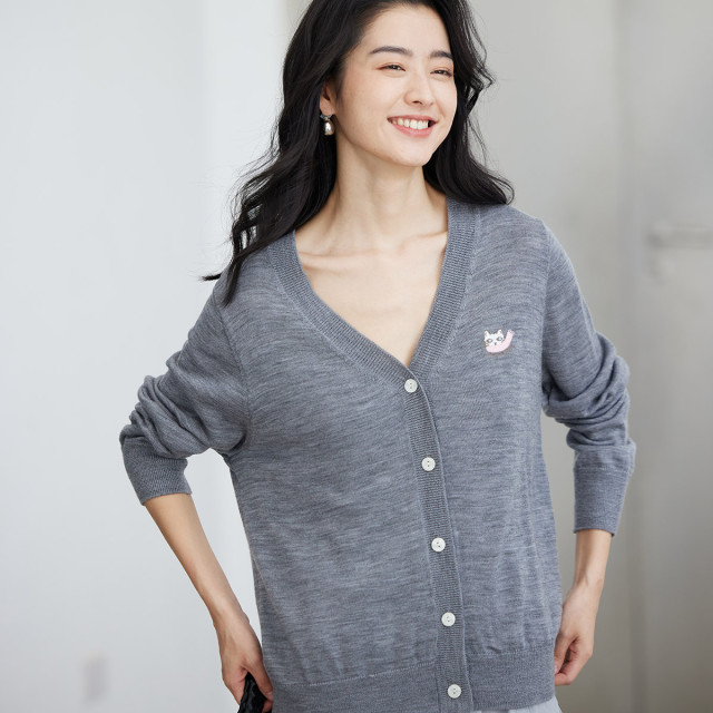 9897932.思诺芙德V领刺绣薄款长袖微弹开衫女式羊毛衫