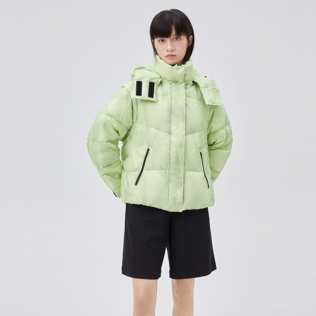 10917584.艾莱依商场同款迷彩羽绒服女可脱卸袖运动冬季短款外套