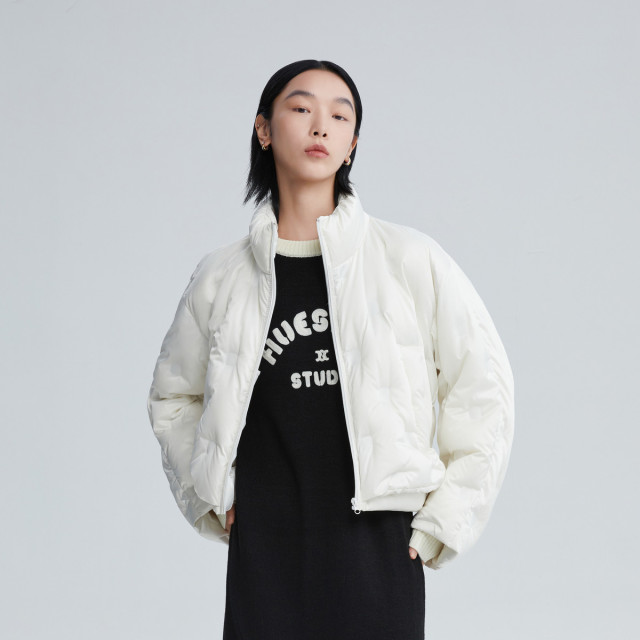 9964878.冬季纯色简约短款宽松廓形立领气质女轻薄羽绒服