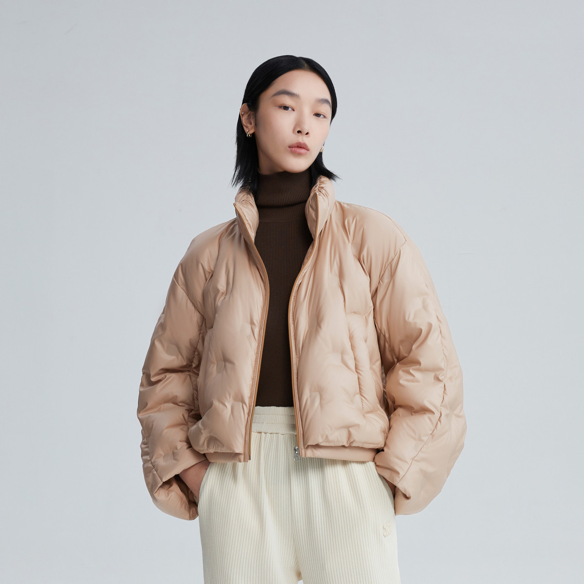 9964878.冬季纯色简约短款宽松廓形立领气质女轻薄羽绒服